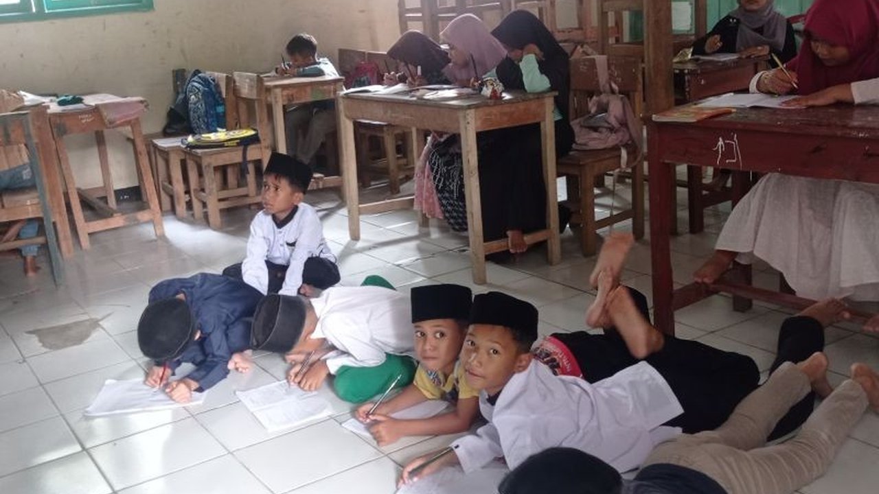 Pemerintah Kabupaten Lebak menyediakan lahan seluas 10 hektare untuk pembangunan Sekolah Rakyat (SR) yang dicanangkan Presiden Prabowo Subianto, bertujuan meningkatkan akses pendidikan anak dari keluarga kurang mampu di wilayah Cikapek, Leuwidamar.