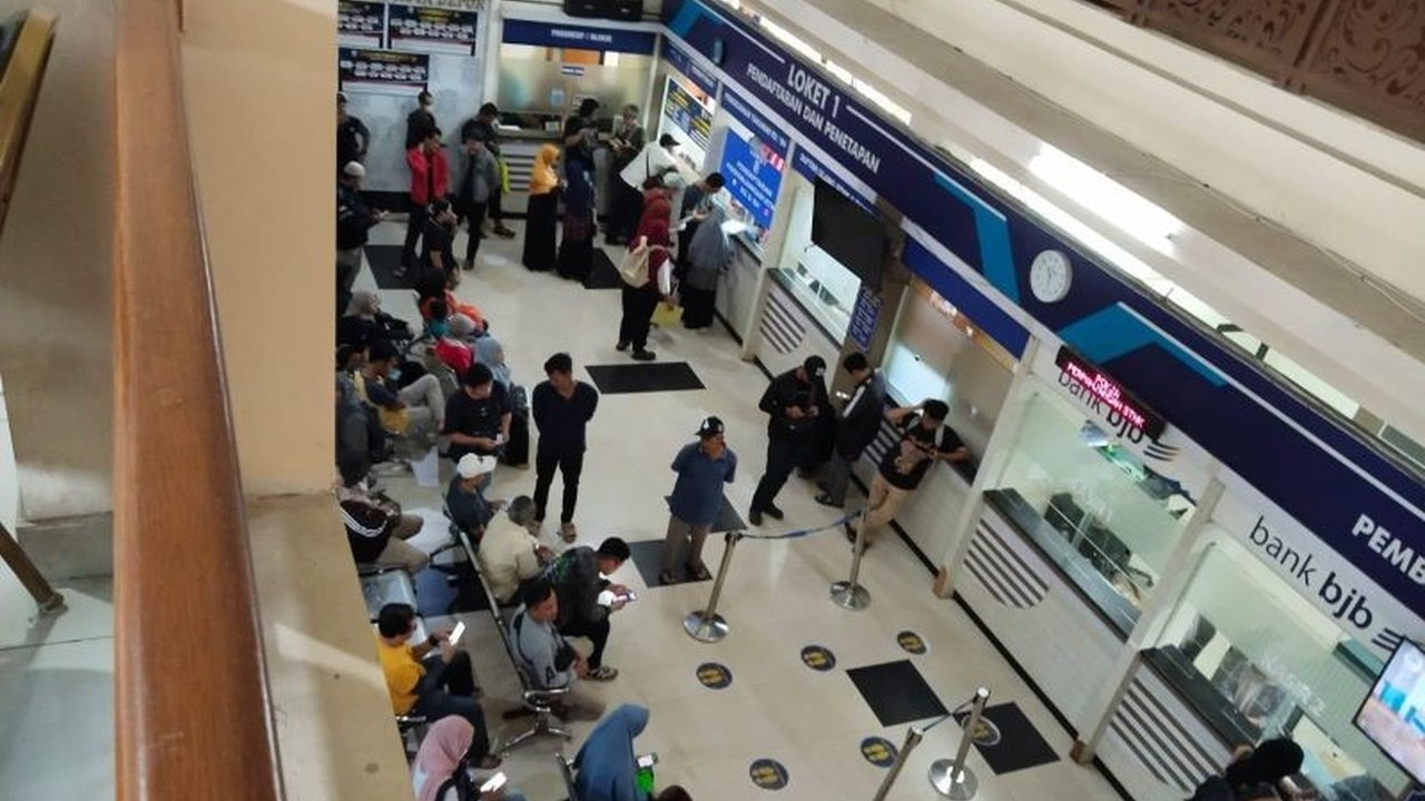 Samsat Karawang mengimbau masyarakat untuk mengurus pajak kendaraan bermotor sendiri tanpa perantara guna menghindari pungutan liar dan memastikan pembayaran sesuai aturan, terutama selama program pemutihan pajak.