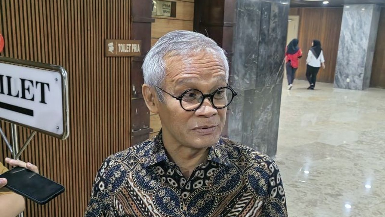 Wakil Ketua Komisi II DPR RI, Aria Bima, menanggapi usulan Kota Surakarta menjadi Daerah Istimewa, menyebut usulan tersebut kurang relevan dan urgensi saat ini.