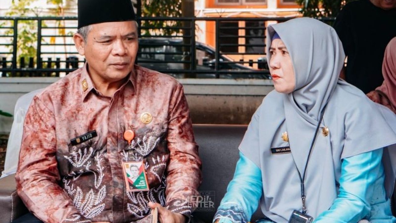 Pemerintah Kota Banjarbaru menggelar pasar murah bersubsidi Rp5.000 per komoditas untuk menekan inflasi dan meningkatkan daya beli masyarakat, dalam rangka memperingati Hari Jadi ke-26 Kota Banjarbaru.