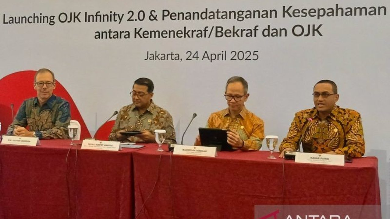 OJK meluncurkan OJK Infinity 2.0, platform inovatif yang mendorong pembiayaan industri kreatif melalui kolaborasi pentaheliks antara pemerintah, pelaku usaha, akademisi, media, dan masyarakat.