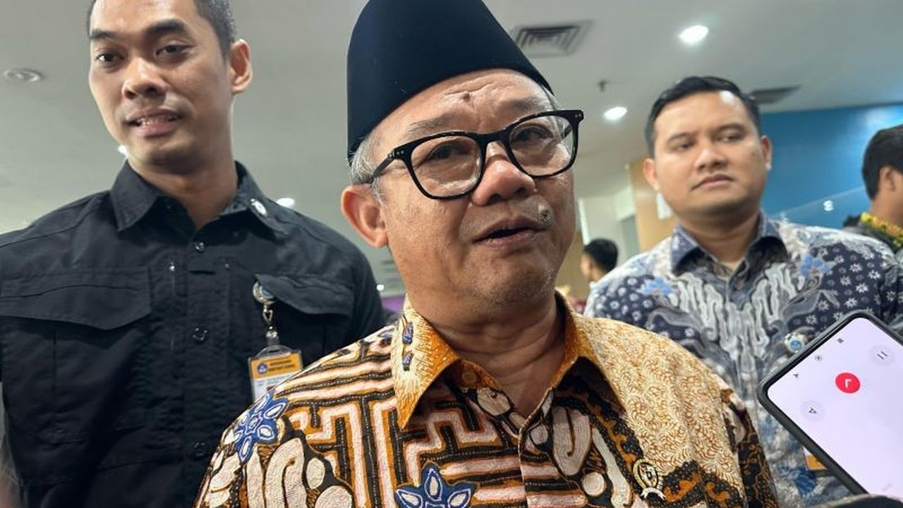 Mendikdasmen, Abdul Mu'ti, umumkan rencana perbaikan sistem pembelajaran untuk mengatasi masalah menyontek yang masih tinggi di sekolah dan kampus Indonesia, dengan fokus pada pendidikan karakter dan pendekatan *deep learning*.