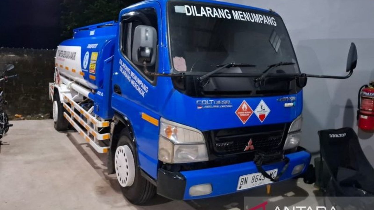 Polda Bangka Belitung mengungkap penyalahgunaan BBM subsidi jenis solar di Belitung, dengan empat tersangka dan sembilan ton solar disita.