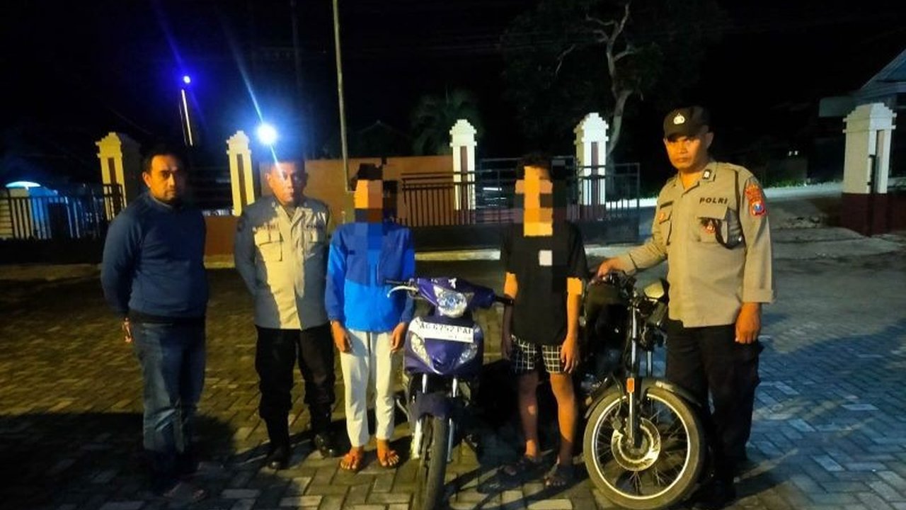 Polisi Blitar menangkap dua pelajar SMP yang mencuri sepeda motor; motif pencurian adalah untuk belajar mengendarai sepeda motor.