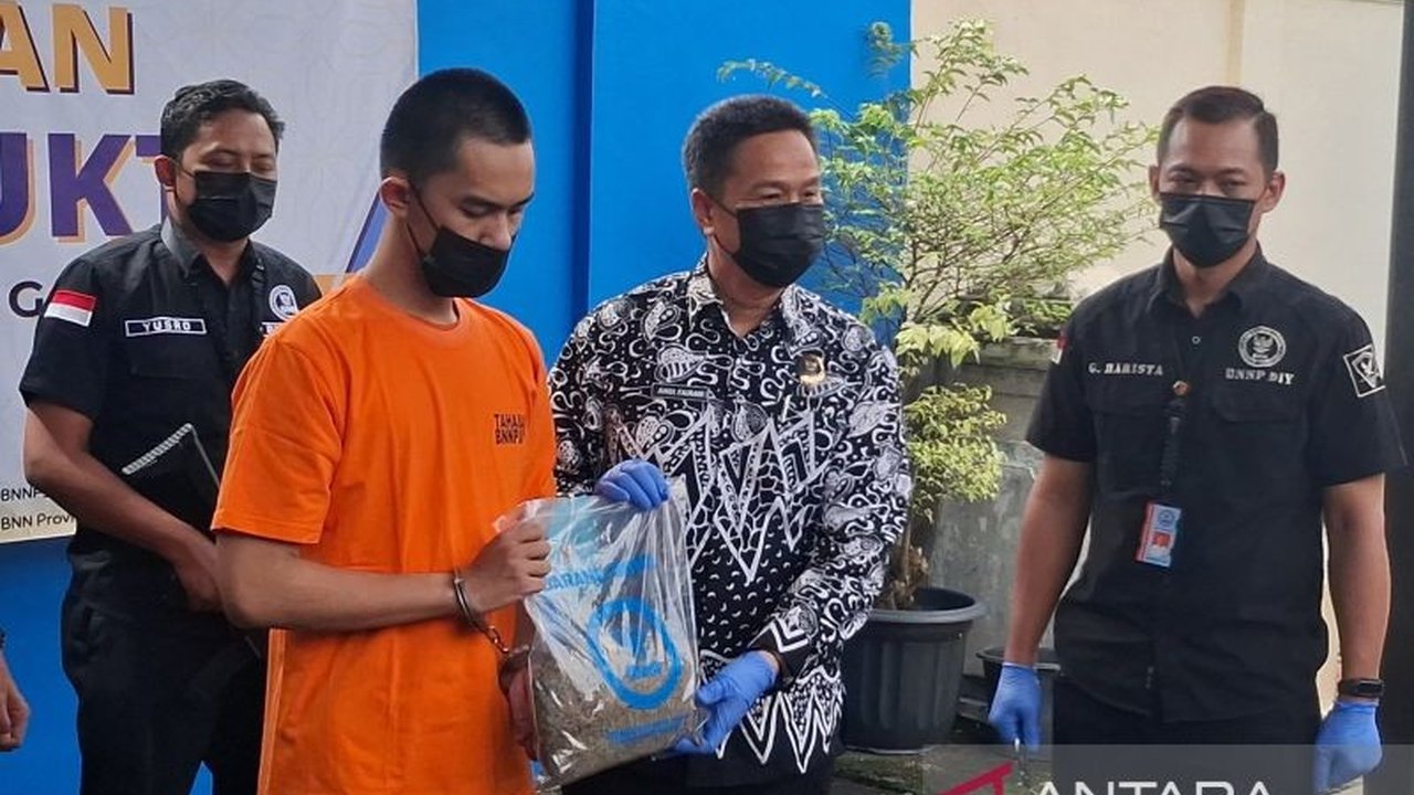 Badan Narkotika Nasional Provinsi DIY mengungkap penyelundupan ganja seberat 805 gram dari Medan ke Yogyakarta melalui Stasiun Tugu, dengan seorang kurir berhasil ditangkap.