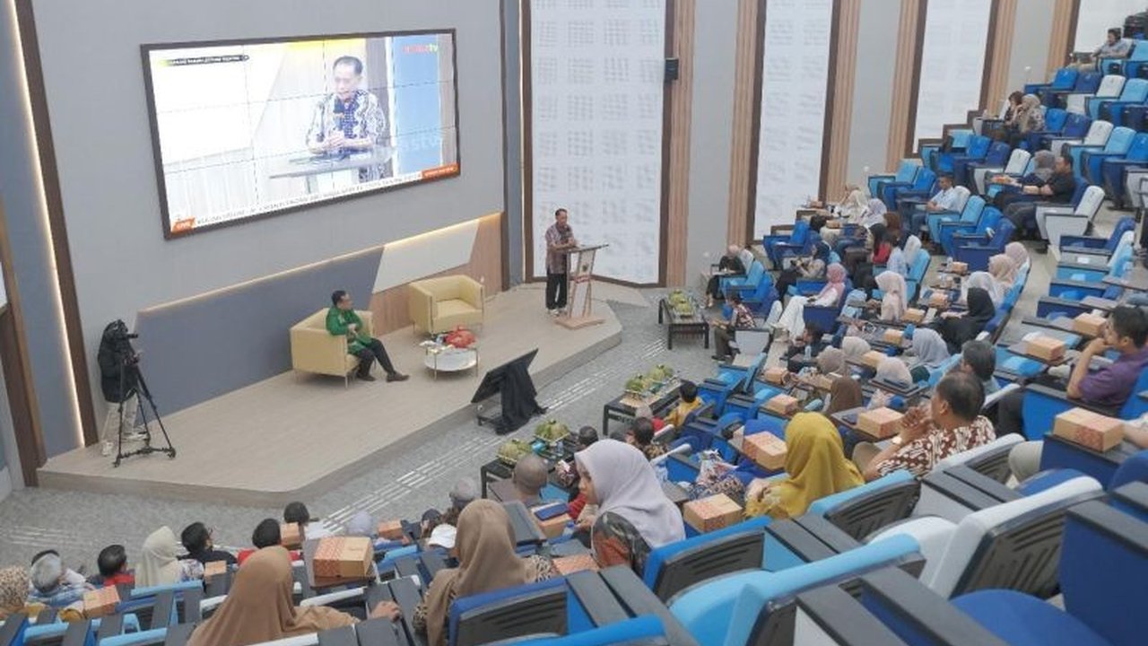 Rektor UICI, Prof. Laode Kamaluddin, menekankan pentingnya peran Artificial Intelligence (AI) dan ekonomi hijau dalam pendidikan tinggi Indonesia, khususnya untuk mengatasi kesenjangan pembangunan di daerah pedesaan.