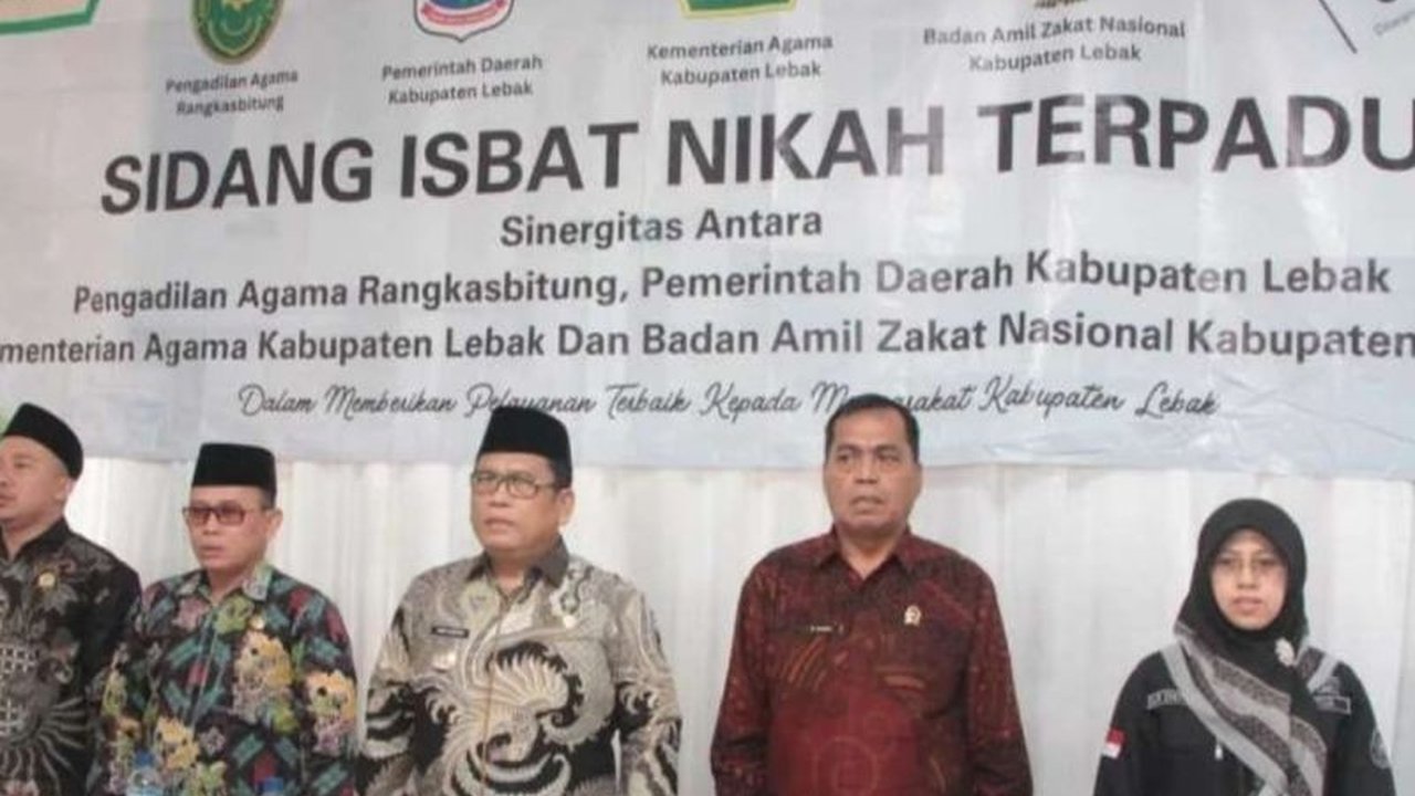 Sebanyak 80 pasangan di Lebak, Banten, mengikuti sidang isbat nikah untuk mendapatkan kepastian hukum atas pernikahan siri mereka dan memperoleh dokumen legalitas.