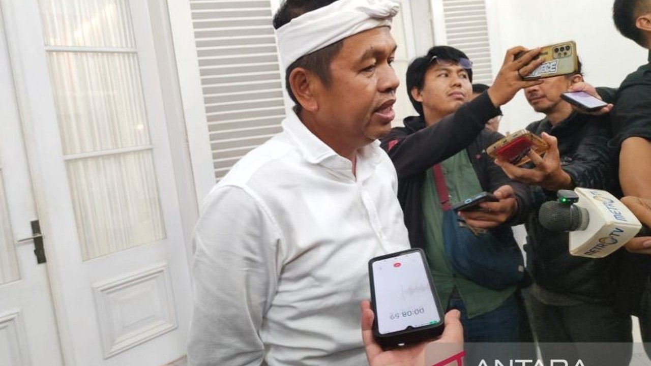 Gubernur Jawa Barat ungkap rencana reaktivasi jalur kereta api Banjar-Pangandaran senilai Rp3,2 triliun, namun terkendala anggaran daerah.