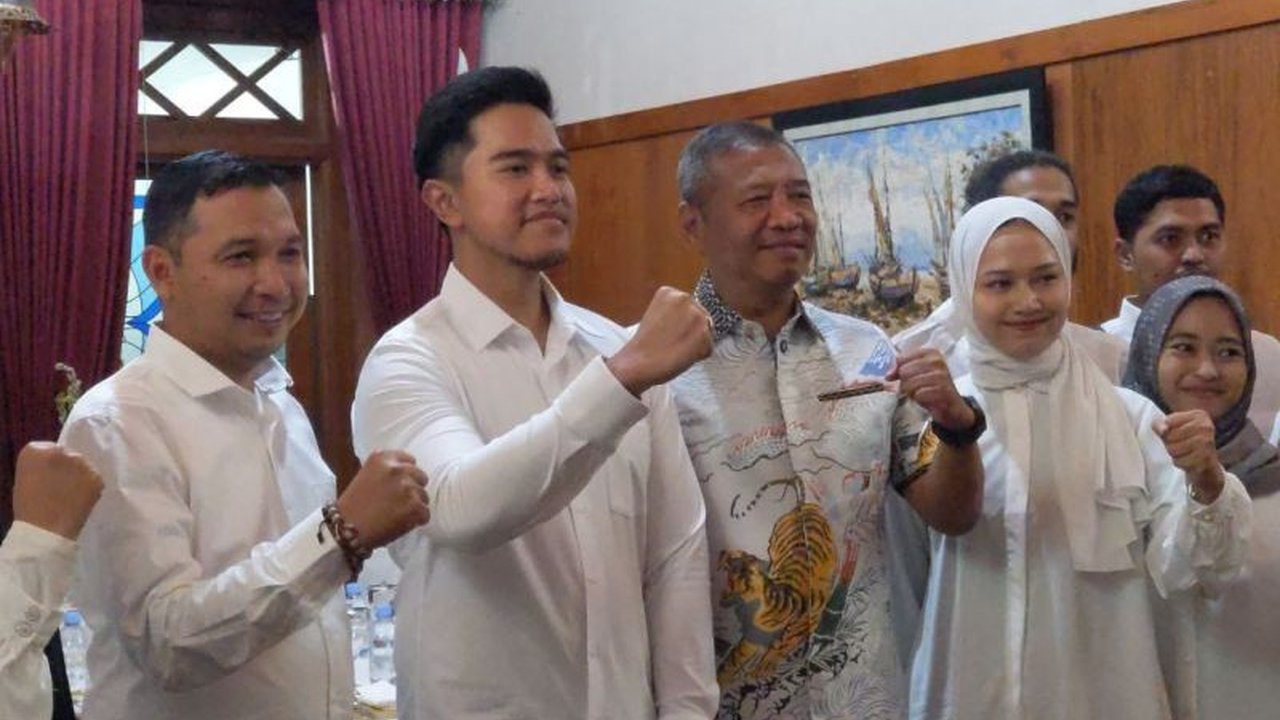 Ketua Umum PSI, Kaesang Pangarep, mengunjungi Bupati Tulungagung untuk membahas potensi daerah dan aspirasi peternak lokal, khususnya budidaya ikan patin dan harga susu sapi yang fluktuatif.