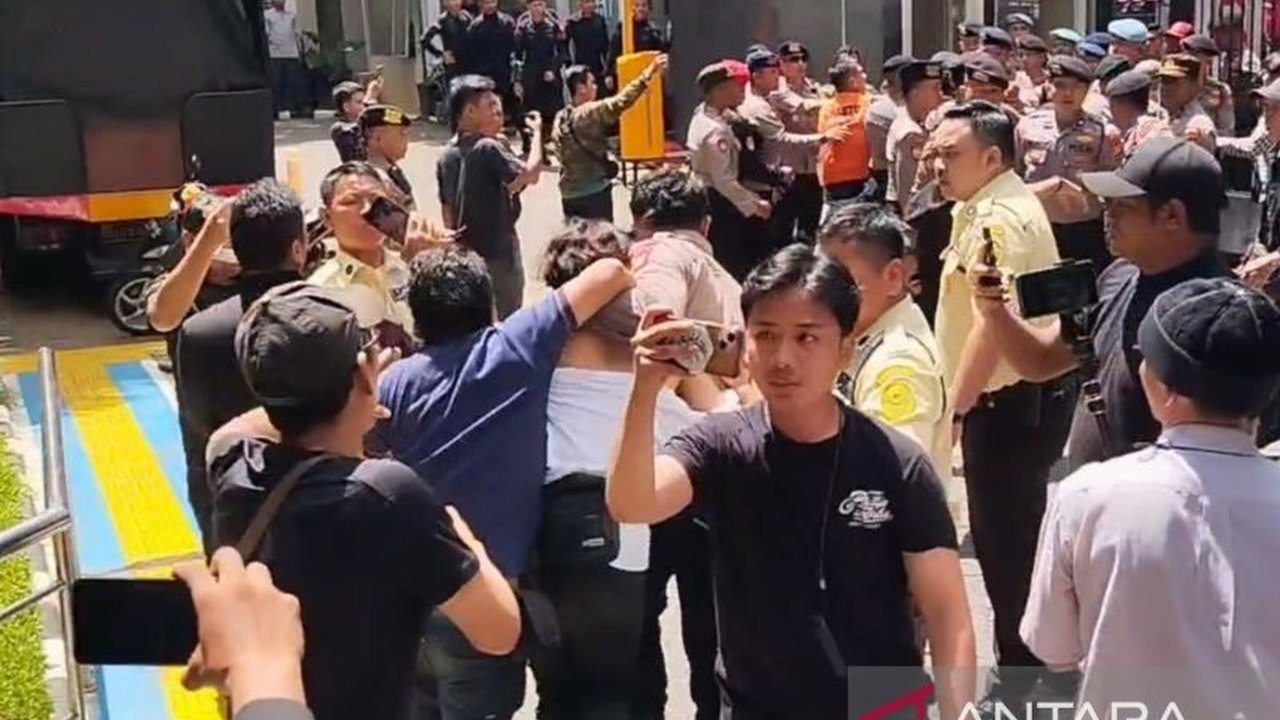 Sidang kasus dugaan perintangan penyidikan yang melibatkan Sekjen DPP PDIP, Hasto Kristiyanto, kembali diwarnai kericuhan akibat tudingan penyusup dari pendukung KPK.