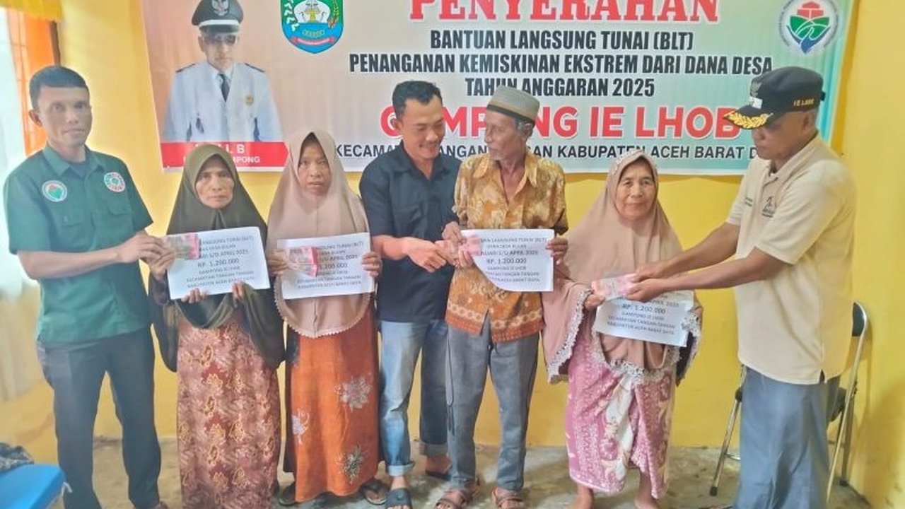 Gampong Ie Lhob, Aceh Barat Daya, telah menyalurkan BLT Rp1,2 juta per orang kepada 21 warga kurang mampu dari dana desa tahap pertama tahun anggaran 2025, sebagai upaya mengurangi kemiskinan ekstrem.