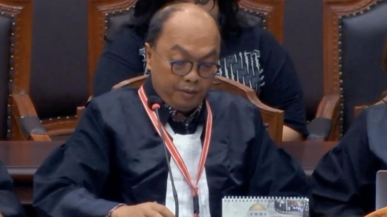 Dua puluh sembilan musisi papan atas Indonesia mengajukan uji materi lima pasal UU Hak Cipta terkait royalti, yang dianggap menimbulkan ketidakpastian hukum dan merugikan hak mereka.