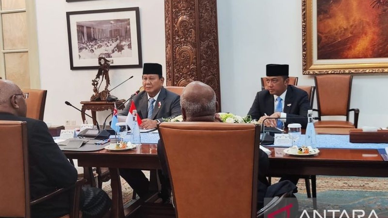 Menteri Pertahanan RI Prabowo Subianto bertemu PM Fiji Sitiveni Rabuka di Jakarta, membahas target swasembada pangan Indonesia dan peluang kerja sama pertanian, khususnya pengiriman pemuda Fiji untuk belajar di Indonesia.