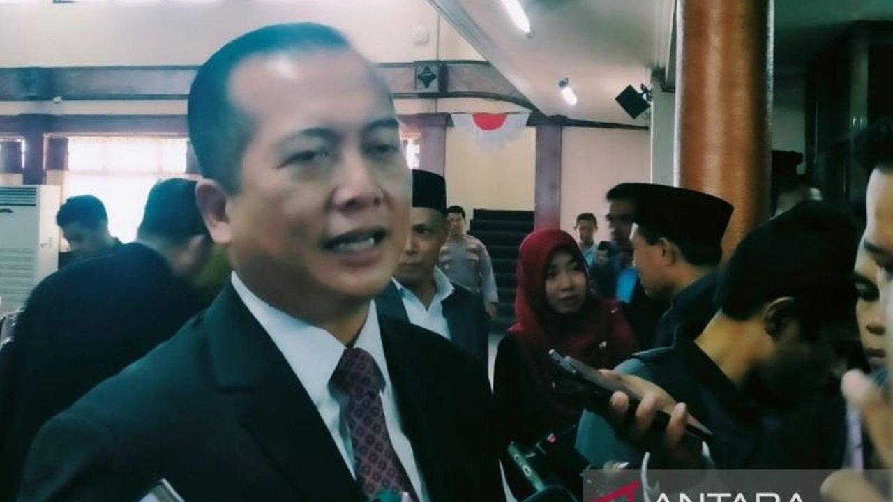 Gubernur NTB meminta Pemda menyiapkan gudang penampungan jagung untuk mengatasi lonjakan produksi dan menjamin penyerapan hasil panen petani oleh pemerintah dengan harga Rp5.500 per kilogram.