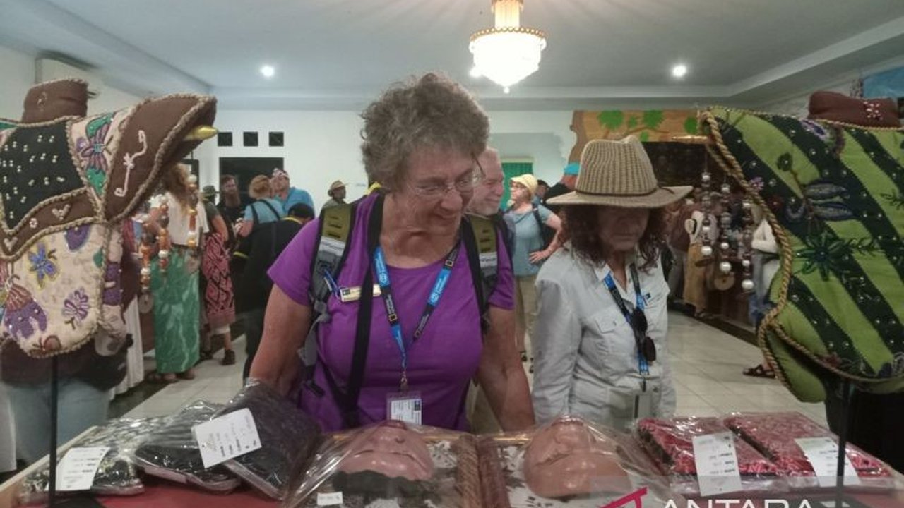 Disbudpar Kota Cirebon menggelar Festival Topeng Cirebon pada 25-26 April 2025, untuk menarik minat wisatawan dan mempromosikan wisata budaya lokal, dengan target kunjungan 2,6 juta wisatawan.