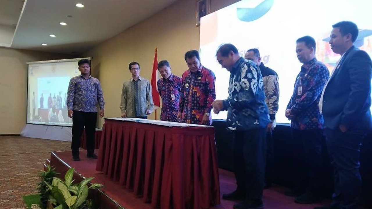 Pemerintah Kabupaten Tangerang menyediakan 235 kuota beasiswa S1 bagi pemuda berprestasi dan kurang mampu, bekerja sama dengan beberapa universitas ternama.