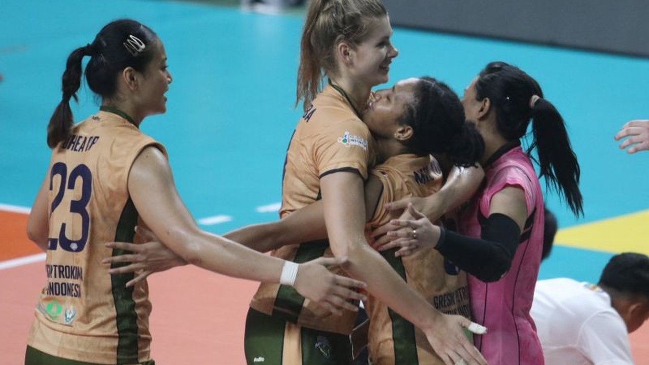 Gresik Petrokimia Pupuk Indonesia berhasil menaklukkan Jakarta Electric PLN dengan skor 3-1 dalam babak final four PLN Mobile Proliga 2025, menjaga peluang mereka untuk melaju ke grand final.