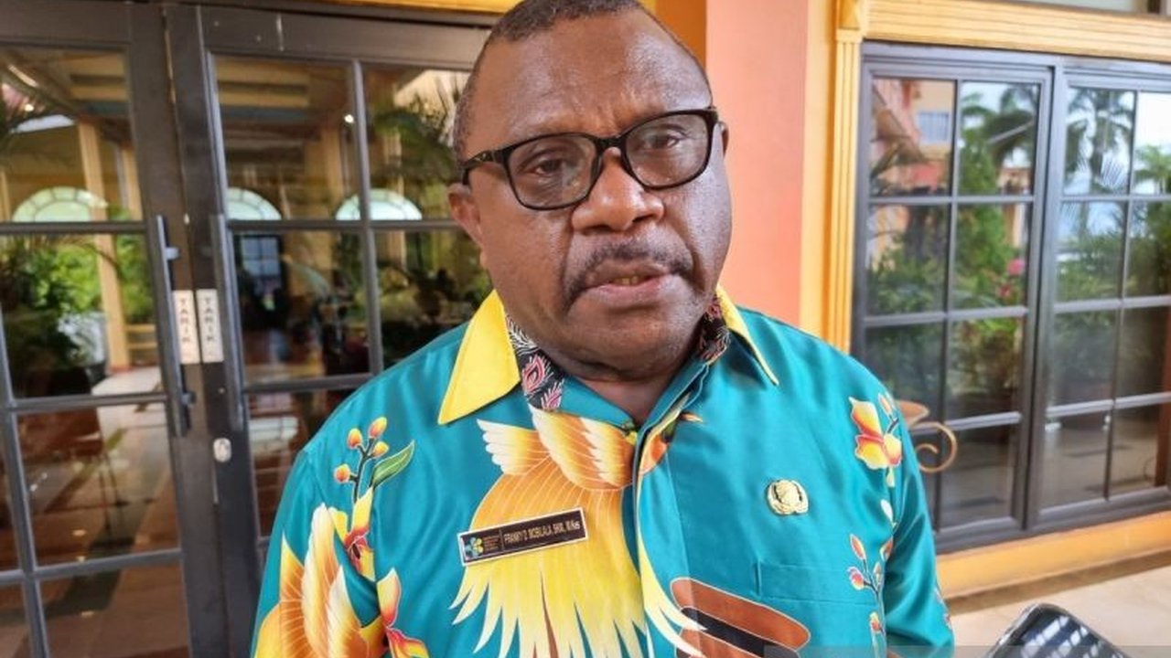 Kabupaten Teluk Bintuni, Papua Barat, berhasil menurunkan angka kejadian malaria secara signifikan berkat program EDAT yang inovatif, dengan melibatkan kader kesehatan di setiap kampung.