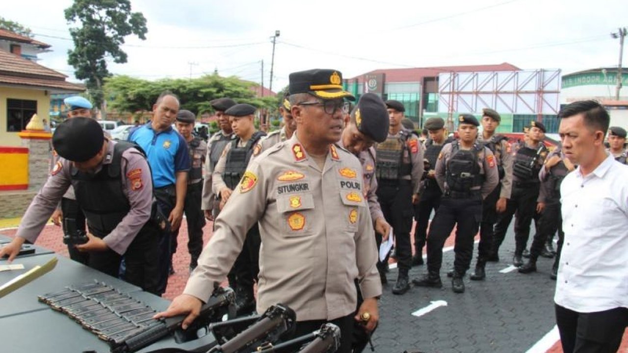 Kapolres Rejang Lebong, AKBP Florentus Situngkir, menekankan tanggung jawab besar personel kepolisian dalam penggunaan senjata api dan melakukan pengecekan berkala untuk mencegah penyalahgunaan.