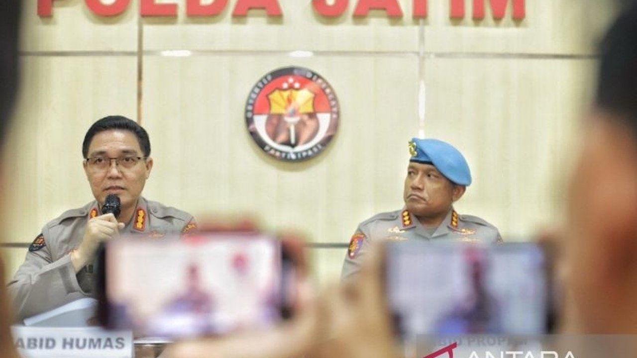 Polda Jatim resmi pecat anggota Polres Pacitan, LC, karena terbukti melakukan pelecehan seksual dan persetubuhan terhadap tahanan wanita, PW, berdasarkan putusan sidang Komisi Kode Etik Polri.