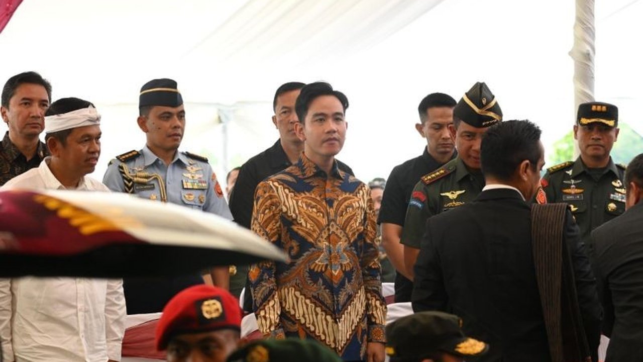 Wakil Presiden Gibran Rakabuming Raka memberikan penghormatan terakhir pada pemakaman ibunda KSAD Jenderal TNI Maruli Simanjuntak di San Diego Hills, Karawang, Jawa Barat.