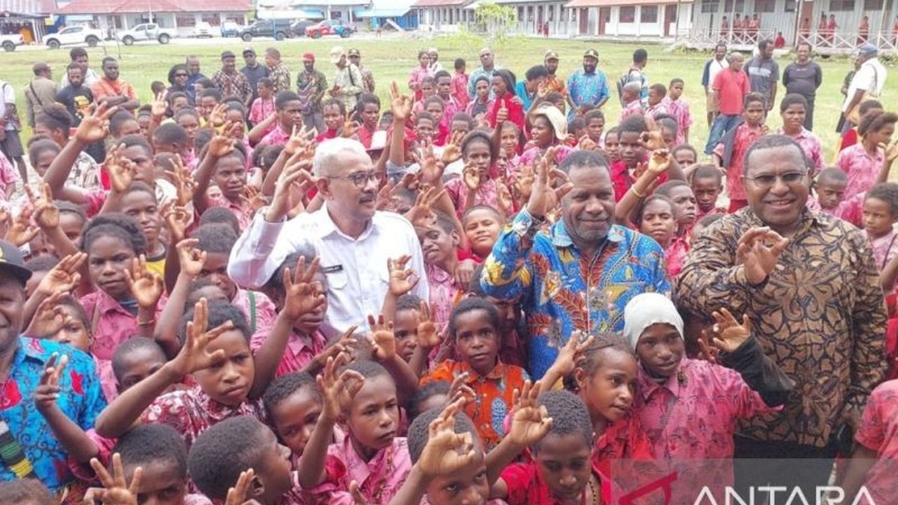 Dirjen Penguatan HAM, Nicholay Aprilindo, menekankan pentingnya mendengarkan aspirasi pengungsi Nduga untuk mencari solusi konkret atas permasalahan mereka, setelah mengunjungi pengungsi di Kenyam, Kabupaten Nduga.