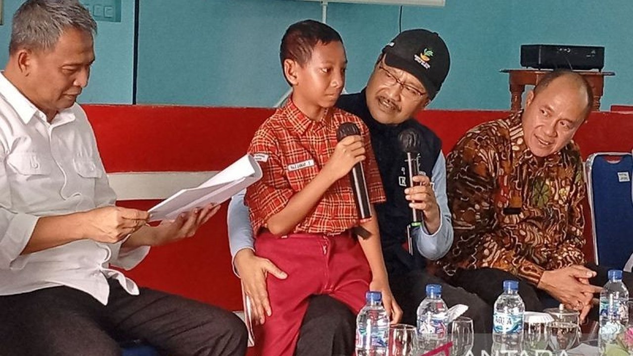 Menteri Sosial (Mensos) Saifullah Yusuf memastikan kurikulum Sekolah Rakyat masih dalam tahap pengembangan oleh Kemendikdasmen, dengan fokus pada penguatan Matematika, Coding, dan bahasa asing, serta pendidikan karakter selama 24 jam.