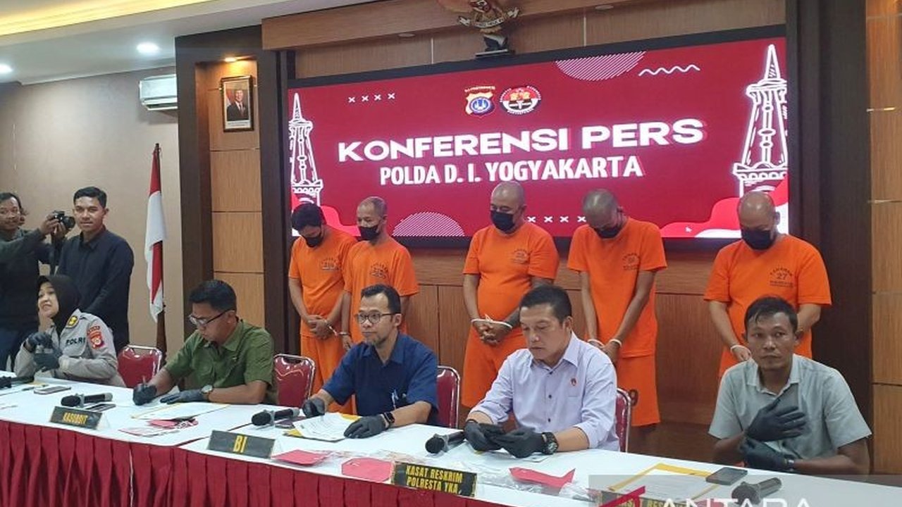 Polda DIY berhasil mengungkap dua jaringan pengedar uang palsu di Sleman dan Kota Yogyakarta, dengan total tersangka yang telah ditangkap dan masih memburu pemasok utama.