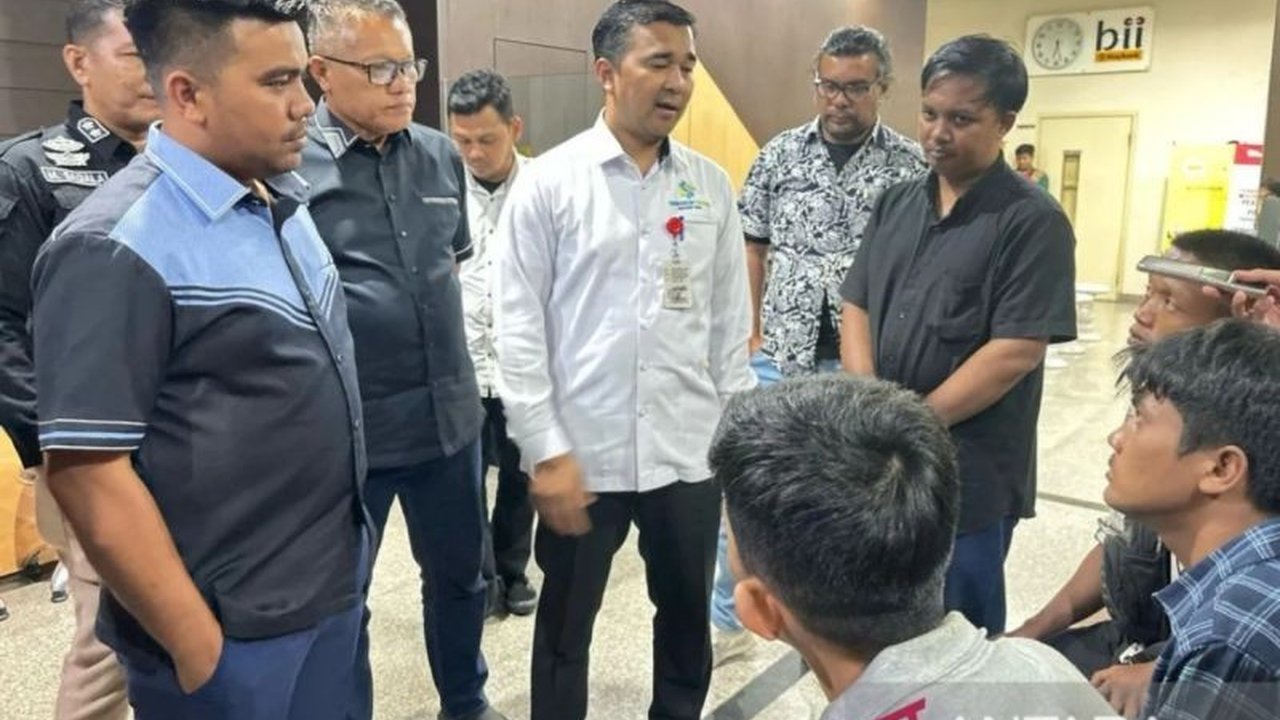 Komisi IV DPRD Pekanbaru mengecam tindakan perusahaan travel di Jalan Teuku Umar yang mempersulit pengembalian ijazah 12 mantan karyawannya, mengakibatkan mereka kesulitan mencari pekerjaan baru.
