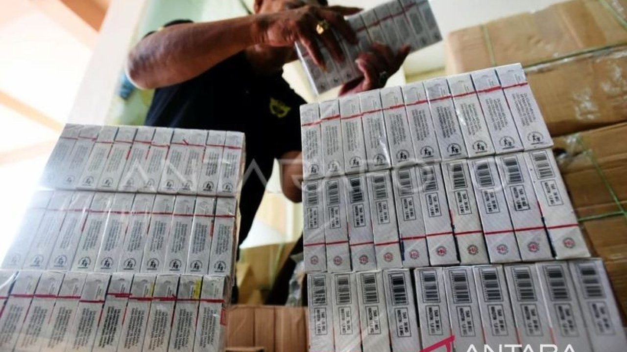 Bea Cukai Makassar menggagalkan penyelundupan 347.200 batang rokok ilegal di Makassar, dengan potensi kerugian negara mencapai Rp354.136.828.