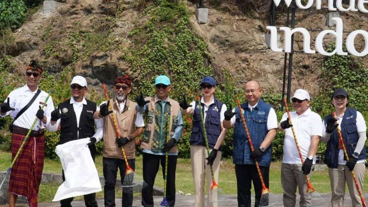Menteri Pariwisata Ajak Warga Bangun Budaya Bersih di Destinasi Wisata Mandalika