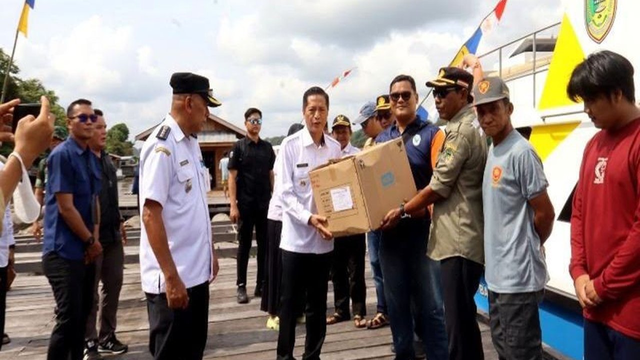 Pemerintah Kabupaten Barito Utara menyalurkan bantuan logistik kepada warga terdampak banjir di delapan kecamatan, meliputi beras, mie instan, dan kebutuhan pokok lainnya.