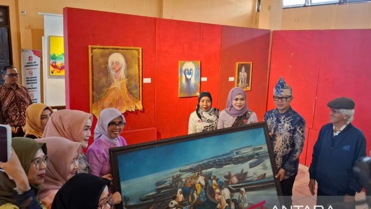 Wamendagri Bima Arya Sugiarto membuka pameran seni rupa 'Junjung Galuh' di Kalimantan Selatan, memuji karya para pelukis perempuan dan mendorong pemerintah daerah untuk mendukung perkembangan kesenian.
