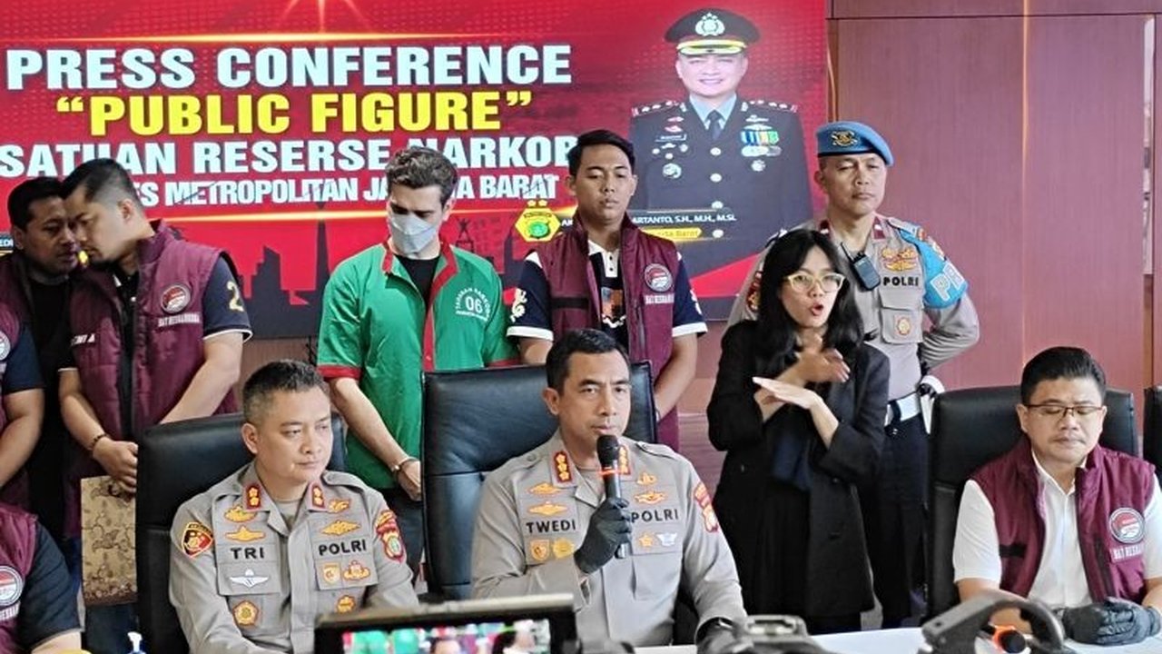 Aktor Fachry Albar kembali ditangkap karena narkoba; polisi menyebut ia menggunakannya untuk menenangkan pikiran setelah bebas dari kasus serupa sebelumnya.