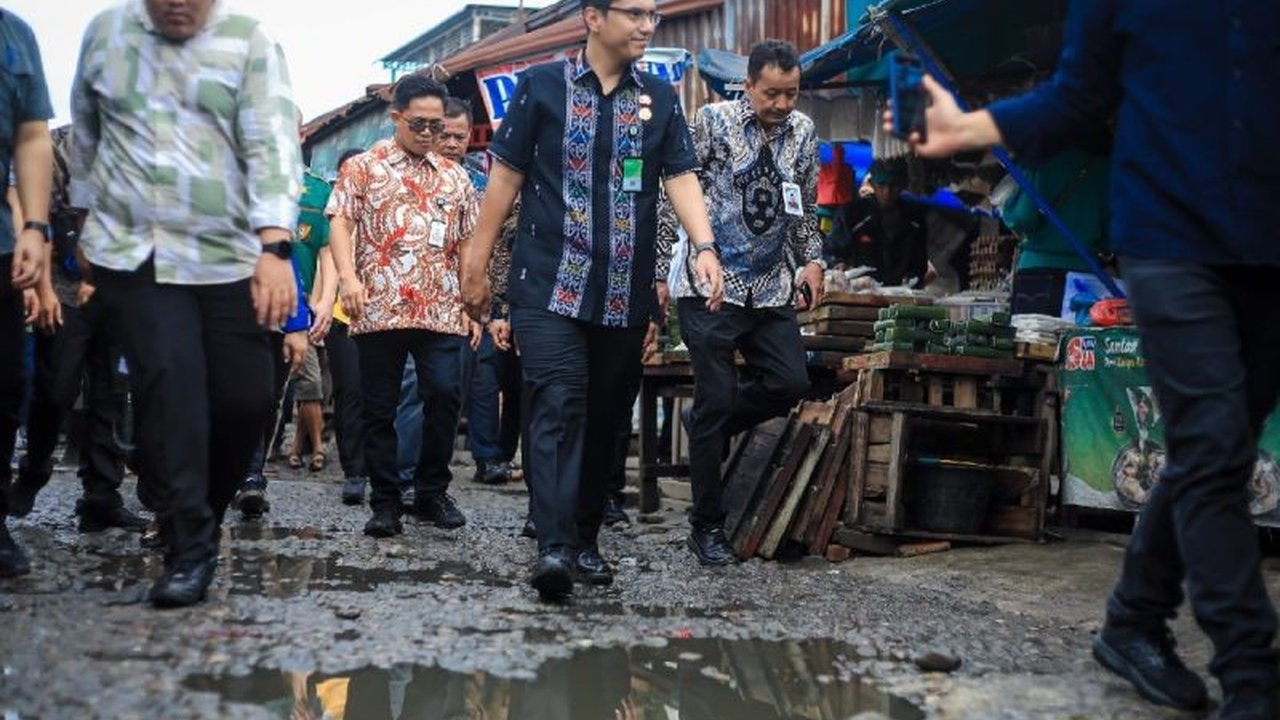 Pemkot Medan bergerak cepat memperbaiki jalan rusak menuju Pasar Induk Lau Cih yang dikeluhkan warga dan pedagang, perbaikan ditargetkan selesai minggu depan.