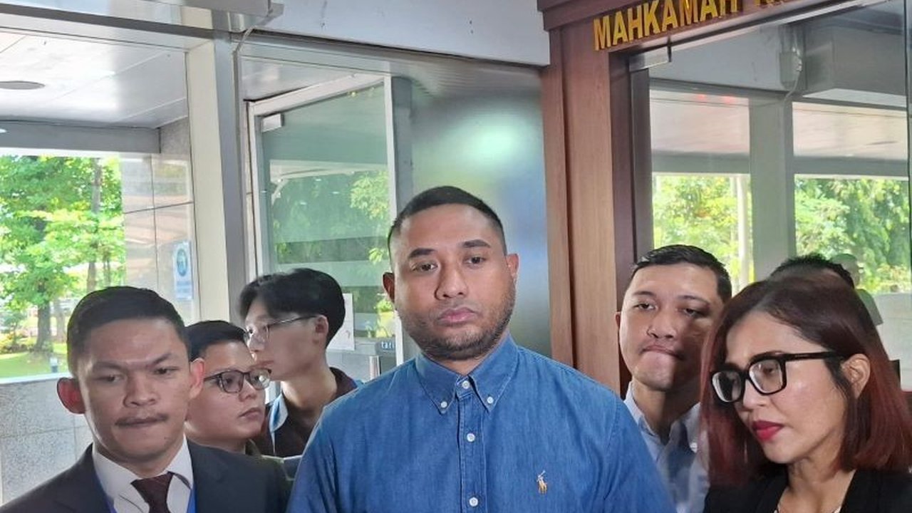 Musisi Rayen Pono resmi melaporkan Ahmad Dhani ke Mahkamah Kehormatan Dewan (MKD) DPR RI atas dugaan pelanggaran kode etik terkait penggunaan kata 'porno' yang dianggap memplesetkan marga Pono.