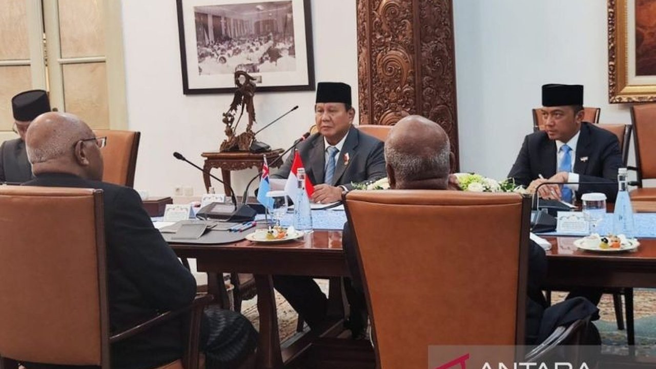 Presiden Prabowo Subianto menegaskan komitmen Indonesia untuk tidak terlibat dalam persaingan geopolitik dan memperkuat kerja sama bilateral dengan Fiji di berbagai bidang, termasuk pertahanan dan pendidikan.