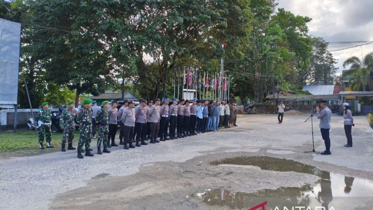 Empat puluh personel gabungan TNI, Polri, dan Satpol PP mengamankan jalannya rapat pleno terbuka penetapan pasangan Bupati dan Wakil Bupati terpilih hasil Pilkada 2024 di Bangka Barat.