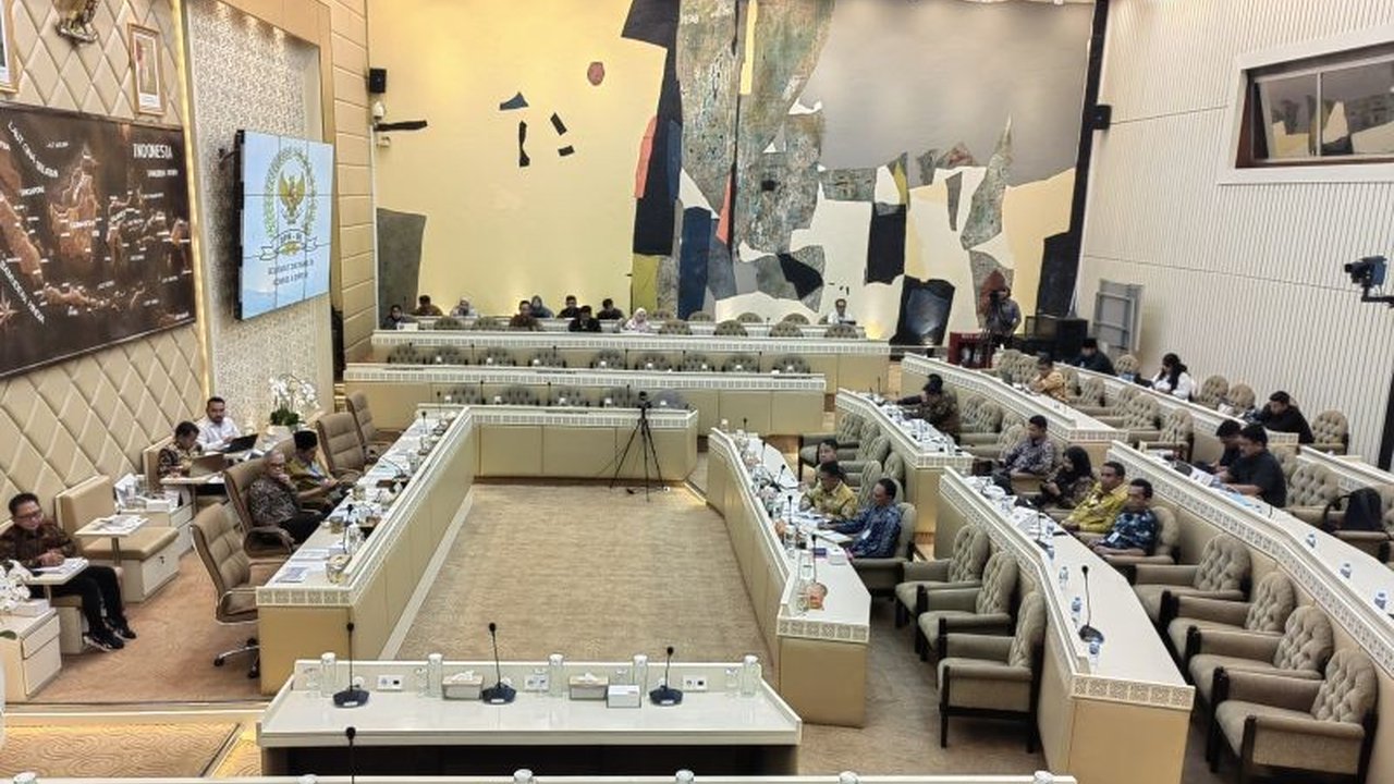 Komisi II DPR RI membahas Rancangan Peraturan Pemerintah (RPP) Penataan Daerah dan Desain Besar Penataan Daerah, menindaklanjuti ratusan usulan pemekaran daerah yang tertunda.