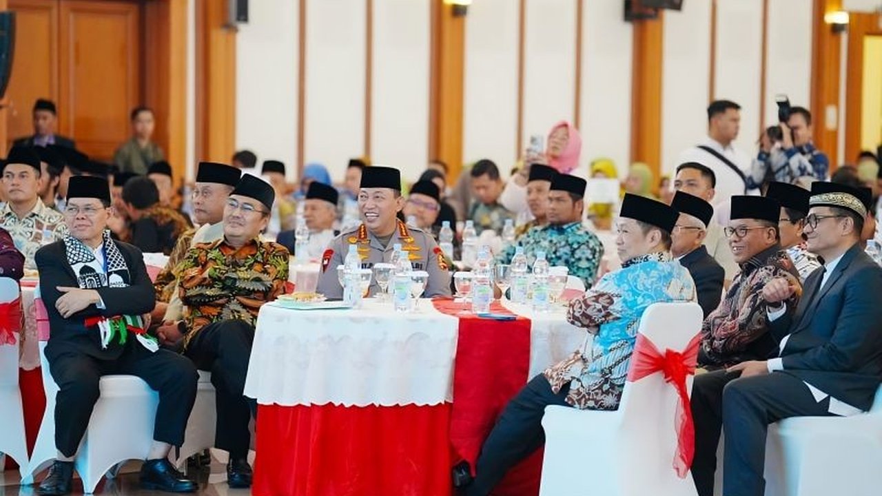 Kapolri Jenderal Listyo Sigit Prabowo menekankan pentingnya silaturahim dan sinergi ulama-umara dalam memperkuat ukhuwah bangsa, seperti yang terlihat dalam acara silaturahim ormas Islam dan Halalbihalal MUI.
