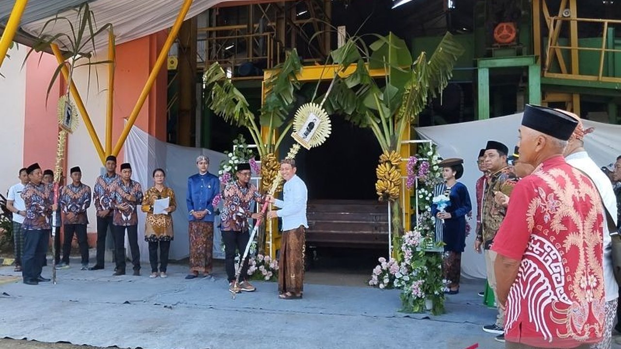 Prosesi Temanten Tebu, pernikahan simbolis dua batang tebu, menandai dimulainya musim giling di PG Rendeng Kudus dengan target produksi gula 20.000 ton pada tahun 2025.