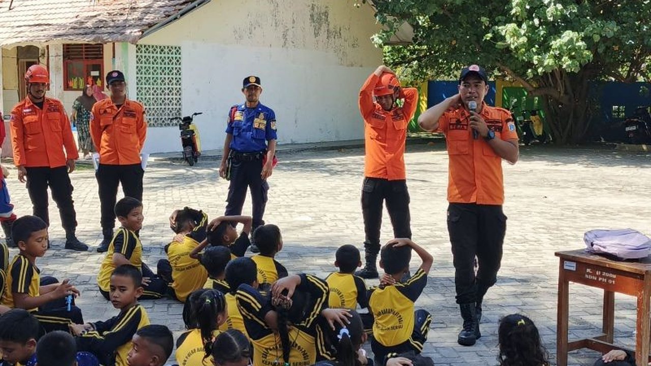 Pemerintah melalui BPBD DKI Jakarta memberikan edukasi dan simulasi mitigasi bencana gempa bumi kepada ratusan siswa SDN Pulau Harapan 01 Pagi, Kepulauan Seribu, guna meningkatkan kesiapsiagaan menghadapi potensi bencana.