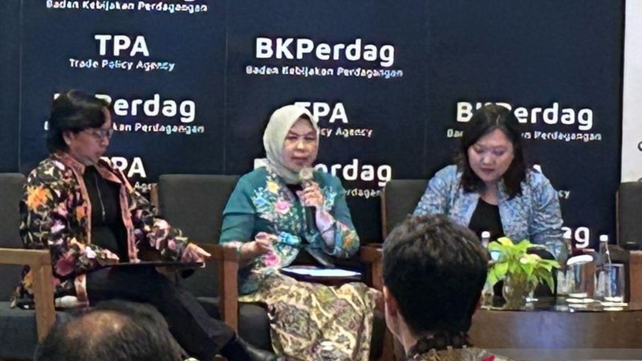 Kementerian Perdagangan (Kemendag) tengah membahas kebijakan baru ekspor kelapa bulat untuk menyeimbangkan perlindungan pasar dalam negeri dan peningkatan ekspor, menanggapi kelangkaan dan harga kelapa dalam negeri yang tinggi.