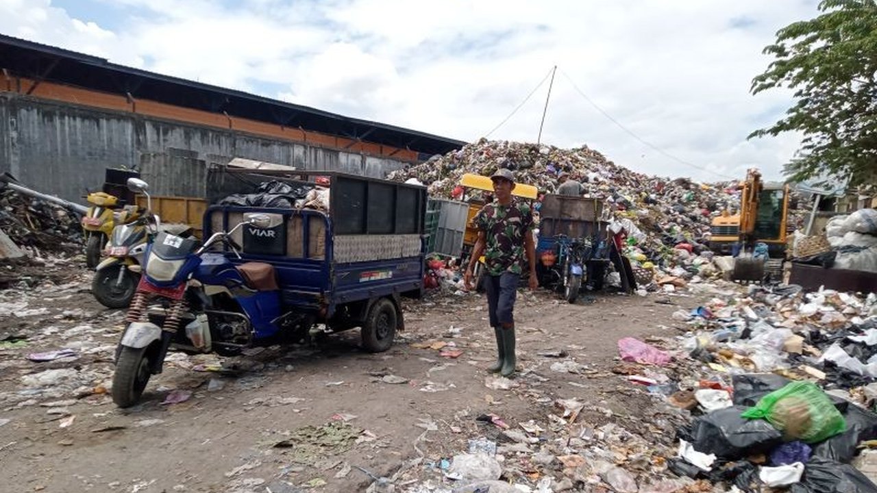Penutupan TPA Kebon Kongok menyebabkan penumpukan sampah di TPS Sandubaya Mataram mencapai lebih dari 1.000 ton, mendorong DLH untuk mencari solusi lahan sementara.