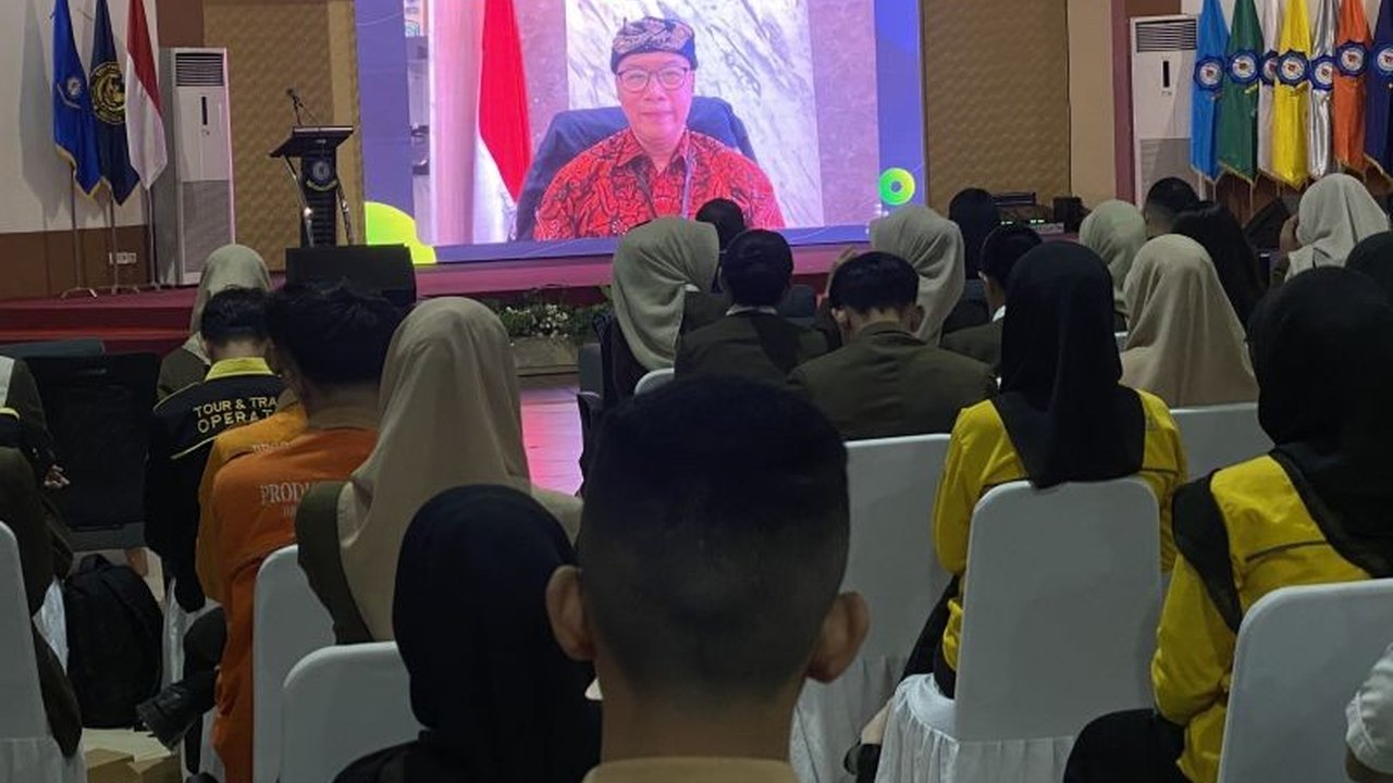 Asisten Deputi Kementerian Pariwisata mendorong mahasiswa pariwisata untuk mahir membuat konten digital guna mempromosikan pariwisata dan produk lokal, demi mendukung ekonomi digital yang berkelanjutan.