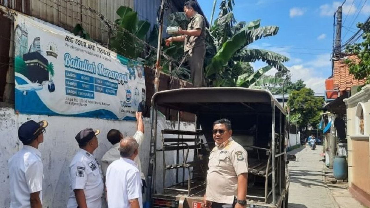 Satpol PP Kota Tangerang menertibkan box jaringan internet yang dipasang tanpa izin di tiang PJU, melanggar Perda Nomor 8 Tahun 2018 dan membahayakan warga.