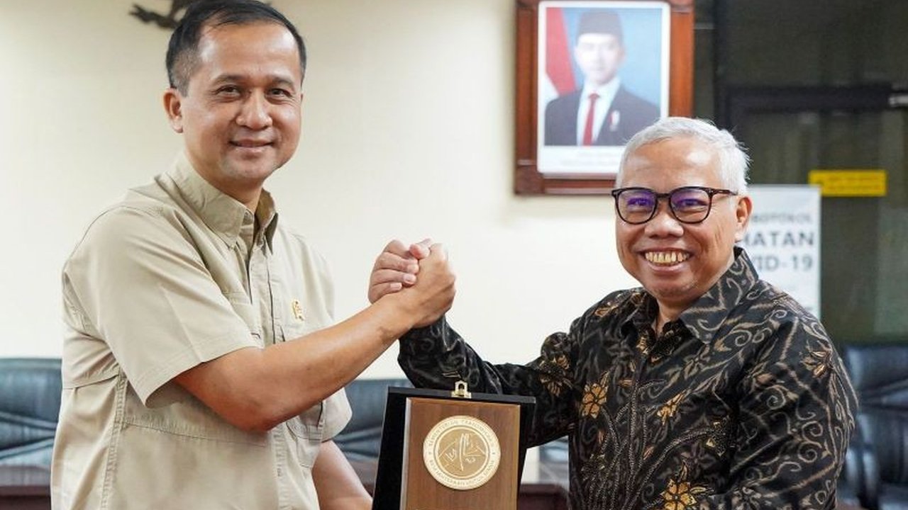 Universitas Indonesia (UI) berkolaborasi dengan Kementerian Transmigrasi untuk mengembangkan program Transmigrasi Patriot, guna meningkatkan peran generasi muda dalam pembangunan nasional melalui riset dan pengembangan sumber daya manusia.