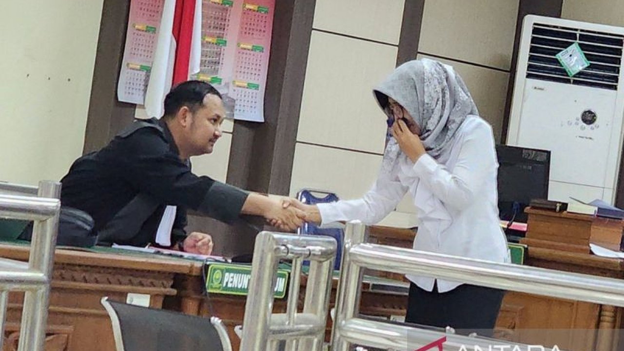 Kepala Dinas Tenaga Kerja Perindustrian Kudus, Rini Kartika Hadi Ahmawati, didakwa merugikan negara Rp5,2 miliar dalam kasus korupsi proyek SIHT dan diduga menikmati Rp976 juta dari kerugian tersebut.