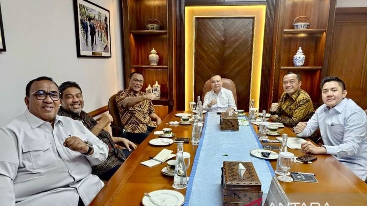 Presiden Prabowo Subianto dijadwalkan hadir di peringatan Hari Buruh Internasional di Monas, membahas enam isu krusial buruh, termasuk penghapusan outsourcing dan pengesahan RUU PPRT.