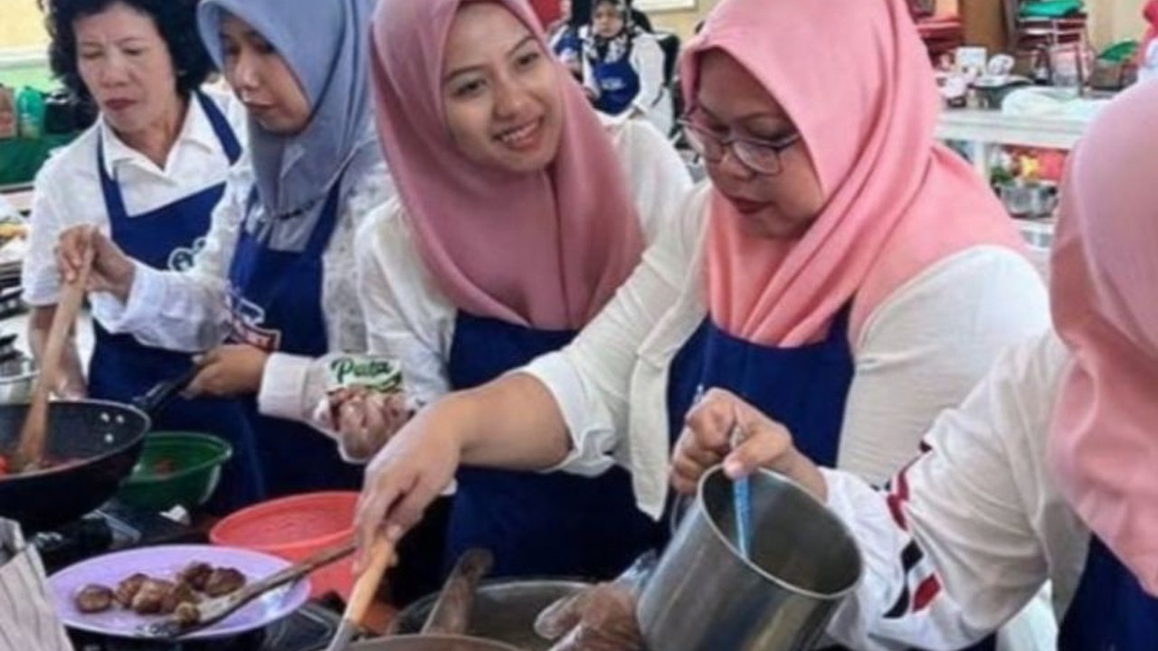 Pemerintah Kota Administrasi Jakarta Utara menggelar pelatihan kuliner bagi 50 warga untuk mengurangi pengangguran dan mendorong pertumbuhan UMKM.